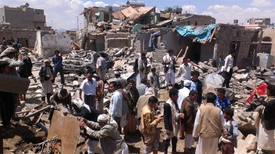 Des Yéménites inspectent les décombres après un bombardement aérien à Sana’a le 26 mars 2015. (Almigdad Mojalli/IRIN) 