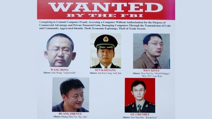 19 mai 2014: une affiche de recherche est présentée au Département de la justice à Washington, après l'annonce des autorités américaines de l’inculpation de 5 pirates informatiques liés à l’armée chinoise. Le régime chinois admet désormais l’existence d’unités d’attaques informatiques. (AP Photo)