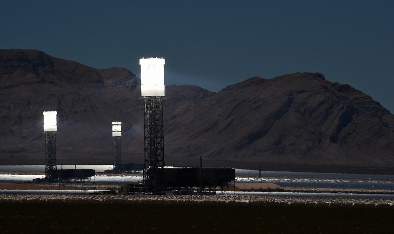 La centrale d’énergie solaire Ivanpah dans le désert de Mojave en Californie. Les cyberattaques visent les infrastructures essentielles comme les réseaux électriques. (Ethan Miller/Getty Images) 