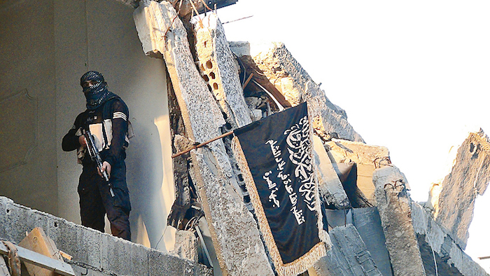 Dans la ville de Damas (en Syrie), un combattant de l'État Islamique monte la garde, le 22 septembre 2014. (Rami Al-Sayed /AFP/Getty Images)