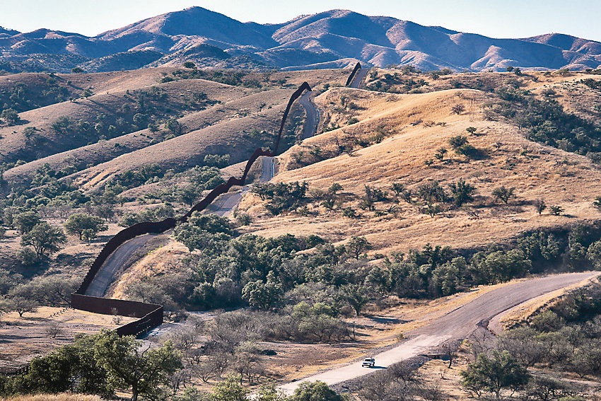 Un véhicule de la police des frontières effectue une patrouille le long de la frontière mexicaine près de Nogales, Arizona. (John Moore/Getty Images)