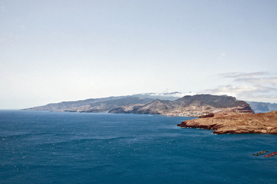 Surgies de l’Atlantique à la même latitude que Casablanca, les îles volcaniques de Madère ont un climat idéal pour le golf: un éternel printemps, avec juste assez de pluies pour que les gazons restent verts et qu’hortensias et agapanthes s’y multiplient au bord des chemins. (Wikimédia)