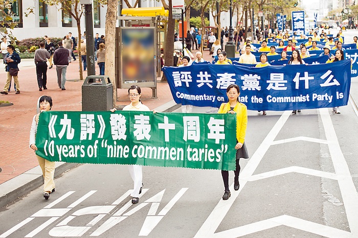 La publication des Neuf Commentaires sur le Parti communiste a déclenché un grand mouvement de démissions. Chaque jour, plus de cent mille personnes déclarent solennellement quitter le Parti communiste chinois et ses organisations affiliées. (Dai Bing/Epoch Times)