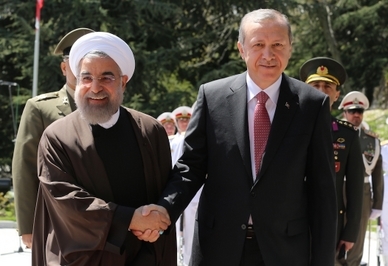 Le président iranien, Hassan Rohani, serre la main de son homologue turc, Recep Tayyip Erdogan, le 7 avril 2015 à Téhéran. (Atta Kenare/AFP/Getty Images)