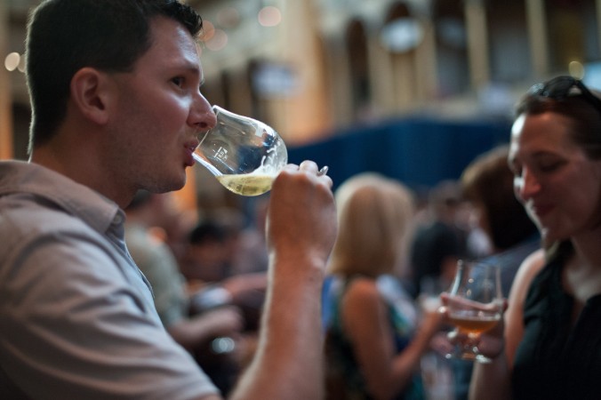 Une dégustation de bière lors d’un festival de bière artisanale (Nicholas Kamm/AFP/GettyImages)