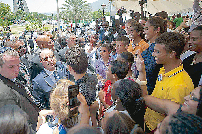 François Hollande suivi par le président haïtien Michel Martelly à Port-au-Prince, Haïti, le 12 mai. (Hector Retamal/AFP/Getty Images)