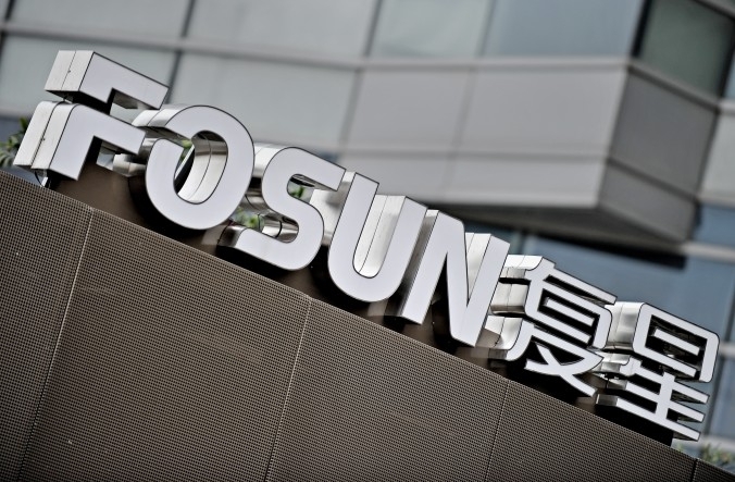 Le logo de Fosun International sur la façade du siège social de la société à Shanghai. (Philippe Lopez/AFP/Getty Images)