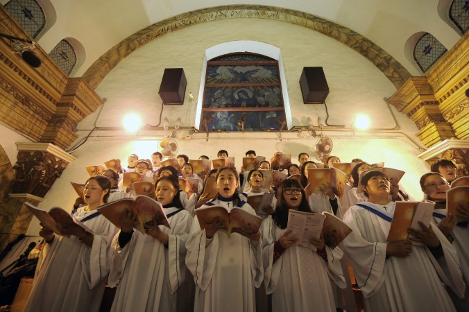 Des religieux chinois entonnent des cantiques pendant la messe du réveillon de Noël dans une église catholique de Pékin le 25 décembre, 2012 (Wang Zhao/AFP/Getty Images)