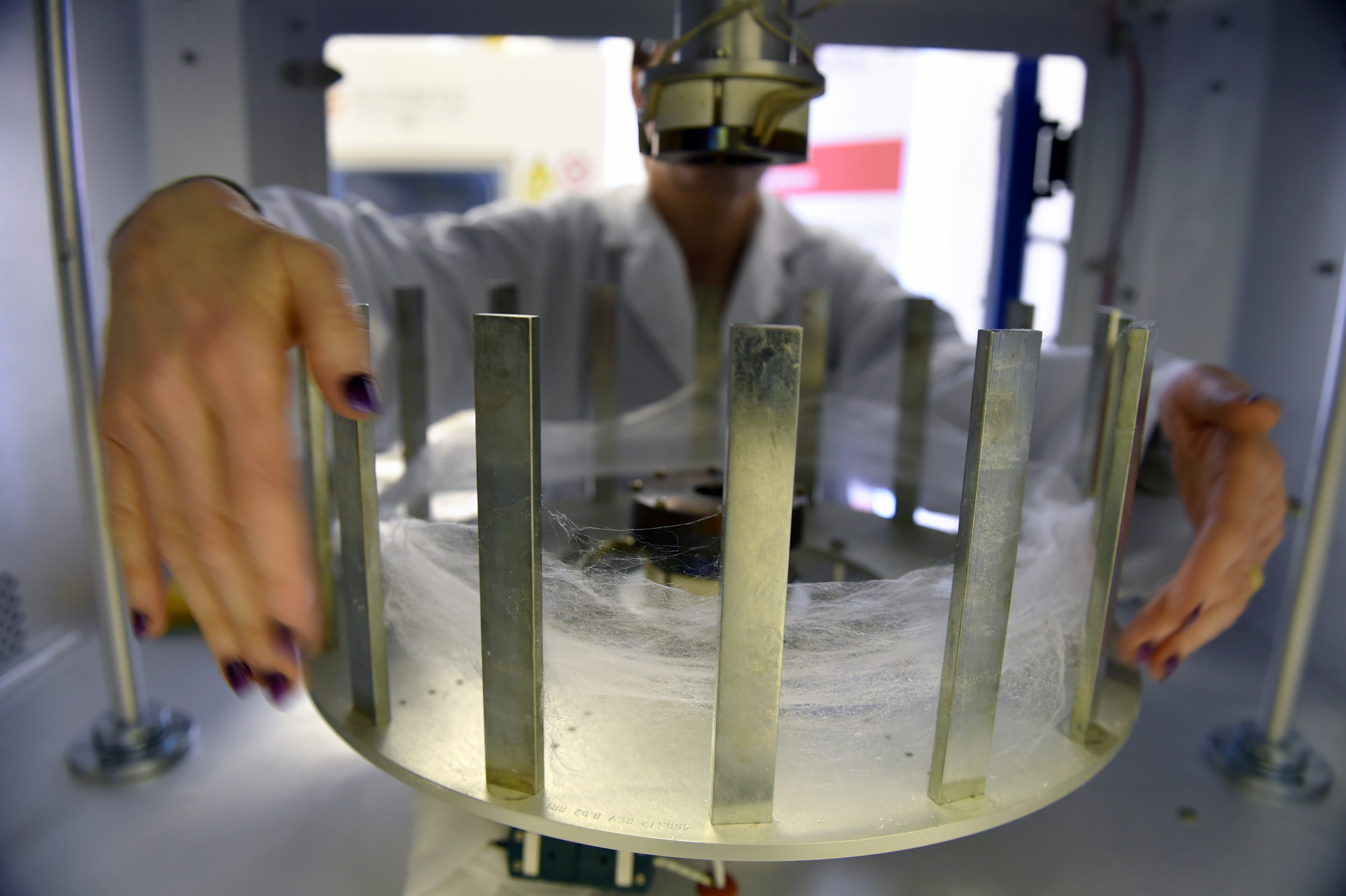 Une salariée tient des nano fibres produites par une machine, dans l’entreprise de haute technologie Mistral consacrée aux textiles, le 26 février 2015, près de Lyon. (PHILIPPE DESMAZES/AFP/Getty Images)