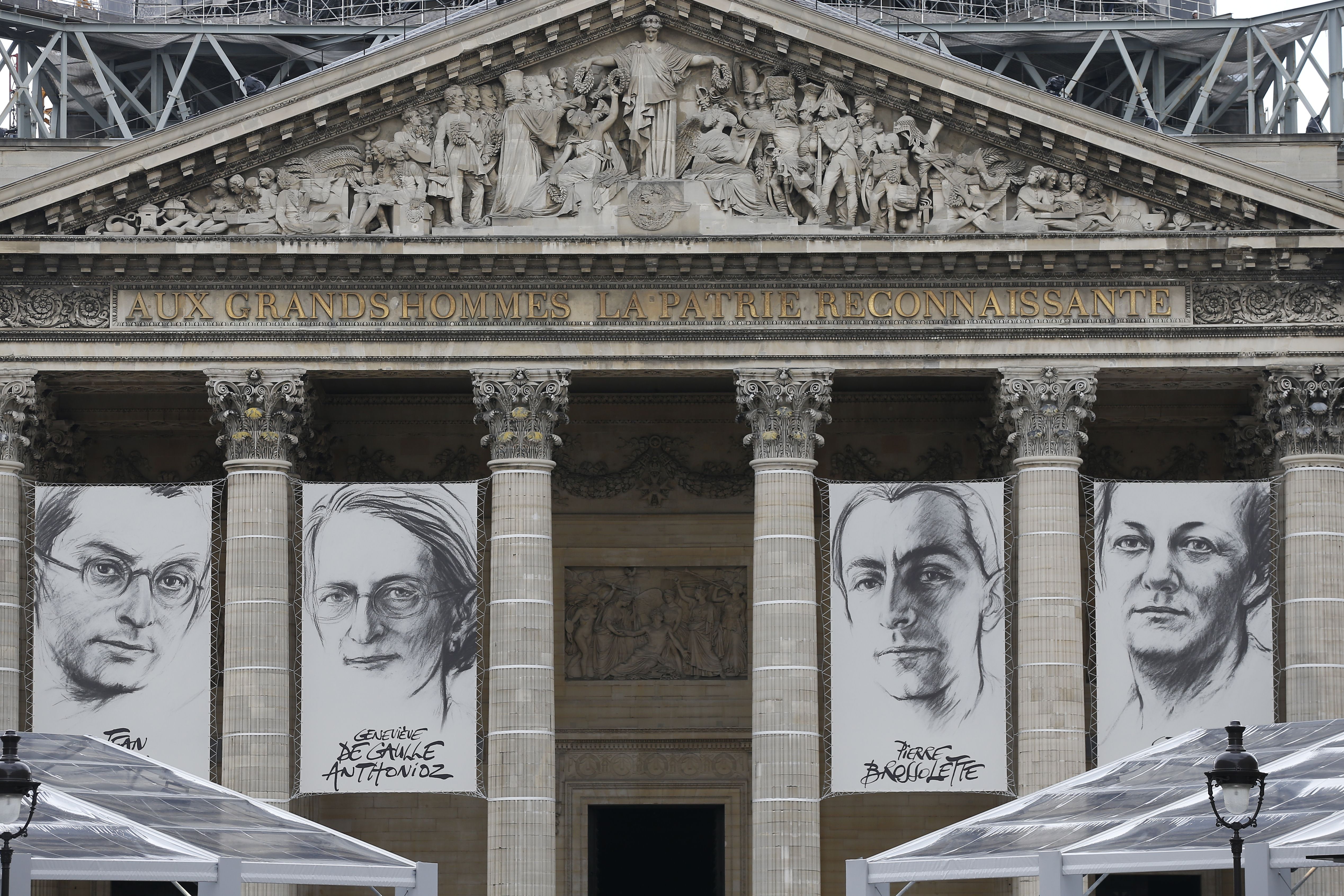 Les dessins des 4 résistants Pierre Brossolette, Geneviève de Gaulle-Anthonioz, Jean Zay et Germaine Tillion à l’entrée du Panthéon (THOMAS SAMSON/AFP/Getty Images)