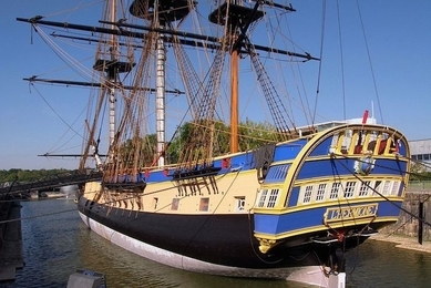 L’Hermione, «frégate de la liberté» sortie des brumes rochefortaises a fait rêver les badauds et le président français. (Bachelot Pierre J-P/Wikimédia)