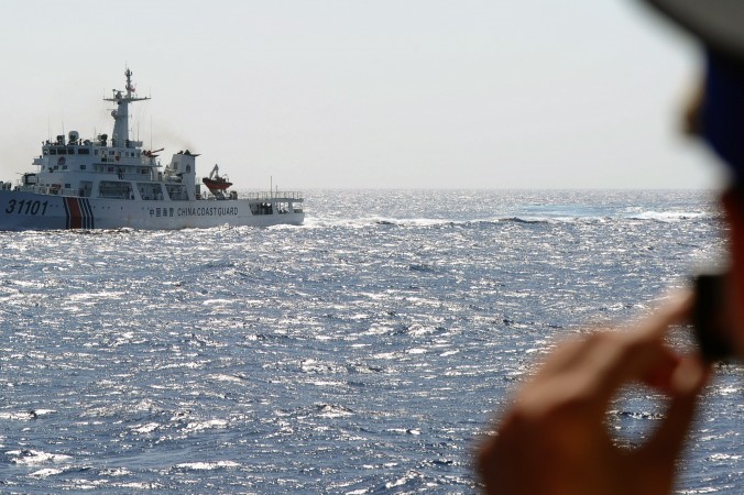 14 mai 2014: un garde-côte vietnamien prend en photo un navire garde-côte chinois dans la mer de Chine méridionale au large de la côte centrale du Vietnam. Le régime chinois défend maintenant l’espace aérien de cette région. (Hoang Dinh Nam/AFP/Getty Images)  