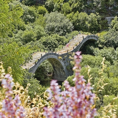 Plaisir de randonner le long des sentiers muletiers jalonnés de ponts de pierre élancés à deux ou trois arches. (Charles Mahaux) 