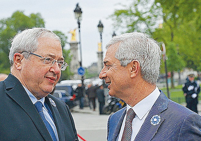 Le président du conseil régional d’Île-de-France Jean-Paul Huchon a retiré sa candidature pour sa réélection au profit de l’actuel président de l’Assemblée nationale Claude Bartolone. (Loic Venance/AFP/Getty Images)