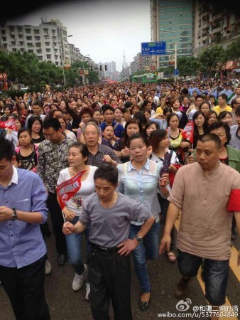 17 mai 2015: des dizaines de milliers de manifestants rassemblés dans le canton de Linshui, sud-ouest de la Chine, ont été violemment repoussés par les forces de police anti-émeute. (Sina Weibo)