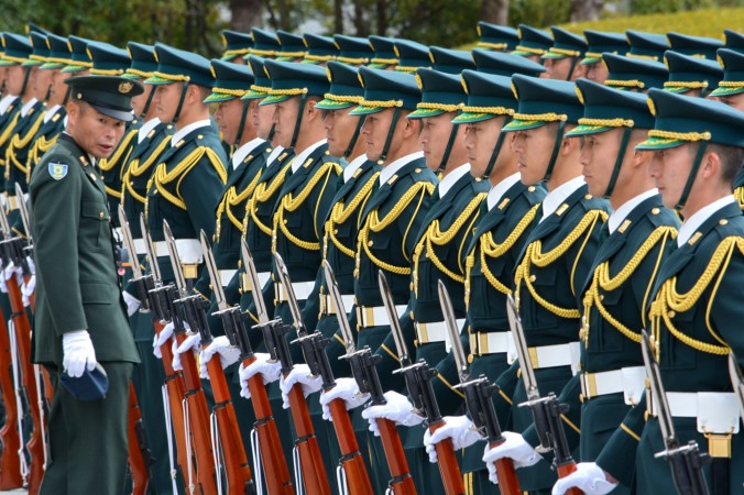 Tokyo, 25 décembre 2014: la garde d’honneur d’auto-défense japonaise se prépare pour une cérémonie d’accueil du nouveau ministre de la Défense Gen Nakatani. (Kazuhiro Nogi/AFP/Getty Images)