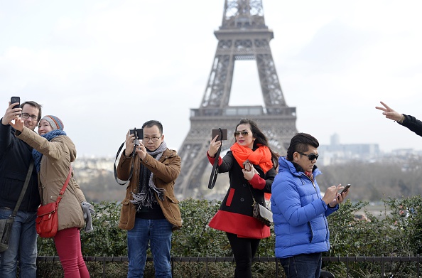 Place de la Bastille : un abribus JCDecaux avec un écran tactile permettant d’accéder à plusieurs services d’informations. (Kenzo Tribouillard/AFP/Getty Images)