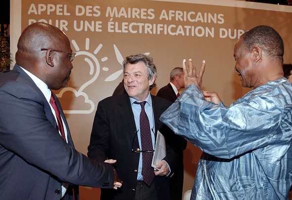 L’ancien ministre de l’Environnement Jean-Louis Borloo, président de la fondation « Énergies pour l’Afrique », discute avec les maires de Kinshasa et Niamey pendant la conférence Appel des maires africains pour une électrification durable en avril dernier.  (François Guillot/AFP/Getty Images)