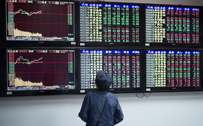 Un investisseur regarde les cours de la bourse à Shanghai le 22 août 2014. (Johannes Eisele/AFP/Getty Images)