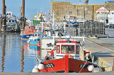 Des bateaux de pêche amarrés à Saint-Nazaire, ville d’accueil de la cérémonie nationale de révélation du palmarès du Pavillon Bleu. (Franck Perry/Getty Images)