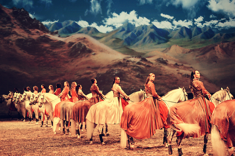 Des chevaux forment un cercle autour du cavalier dans La Sédentaire, une scène du spectacle Odysséo de Cavalia. (Color-ish Company)