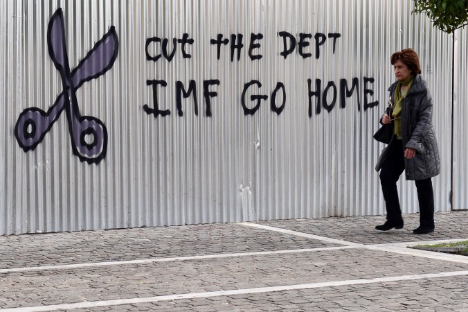 Une femme passe devant un slogan au centre d'Athènes le 21 janvier 2015 : « la Grèce a un plan A et le plan B, elle a aussi besoin d'un plan C (Louisa Gouliamaki / AFP / Getty Images)