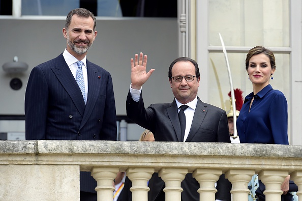 François Hollande entre le roi d’Espagne Felipe VI et son épouse Letizia salue la foule le 2 juin 2015 sur les marches du Grand Palais (LIONEL BONAVENTURE/AFP/Getty Images)