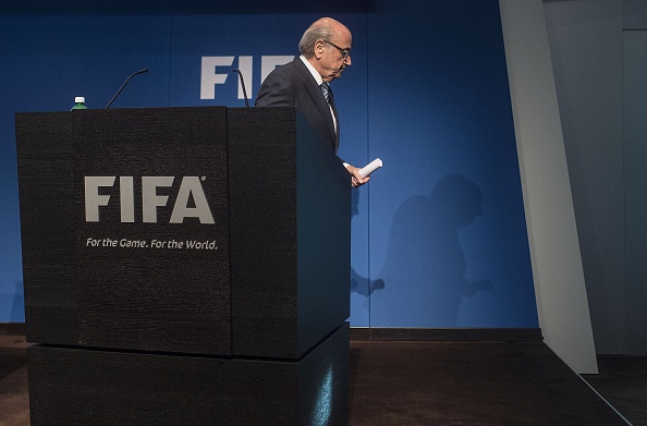 Sepp Blatter quittant la conférence de presse le 2 juin 2015 après avoir annoncé sa démission de la présidence de la FIFA (ALERIANO DI DOMENICO/AFP/Getty Images)