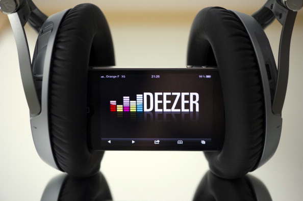 Comme Spotify et Apple Music, la plateforme de musique en ligne Deezer propose de la musique illimitée via un abonnement sur son site de streaming musical (LIONEL BONAVENTURE/AFP/Getty Images)