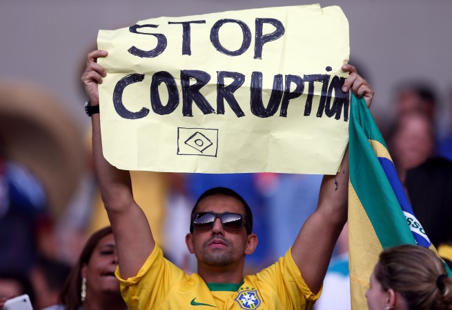 Un fan de l’équipe brésilienne de football tient une pancarte demandant à la FIFA la fin de la corruption, le 22 juin 2013, lors de la Coupe des Confédérations au Brésil. (Ronald Martinez / Getty Images)