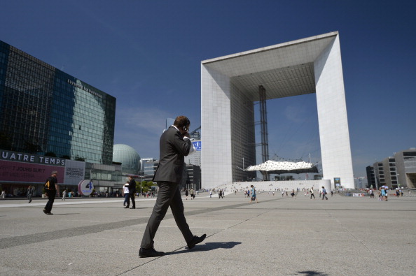 Un cadre passe en marchant sur le parvis de La Défense (MIGUEL MEDINA/AFP/Getty Images)