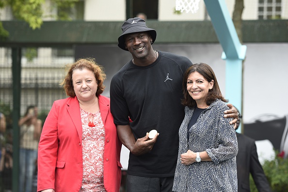 L’ancien joueur de basket américain Michael Jordan aux côtés de la maire de Paris Anne Hidalgo et la maire du 20e arrondissement Frédérique Calandra lors de l'inauguration d'un playground le 14 juin 2015. (ALAIN JOCARD/AFP/Getty Images)