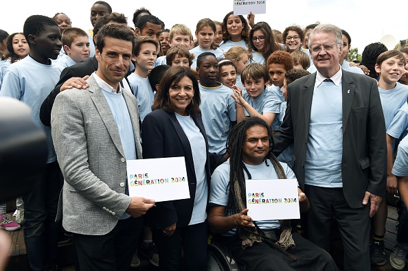 De jeunes athlètes soutenant la candidature de Paris pour les JO 2024 posent aux côtés de la maire de Paris, Anne Hidalgo (MIGUEL MEDINA/AFP/Getty Images)