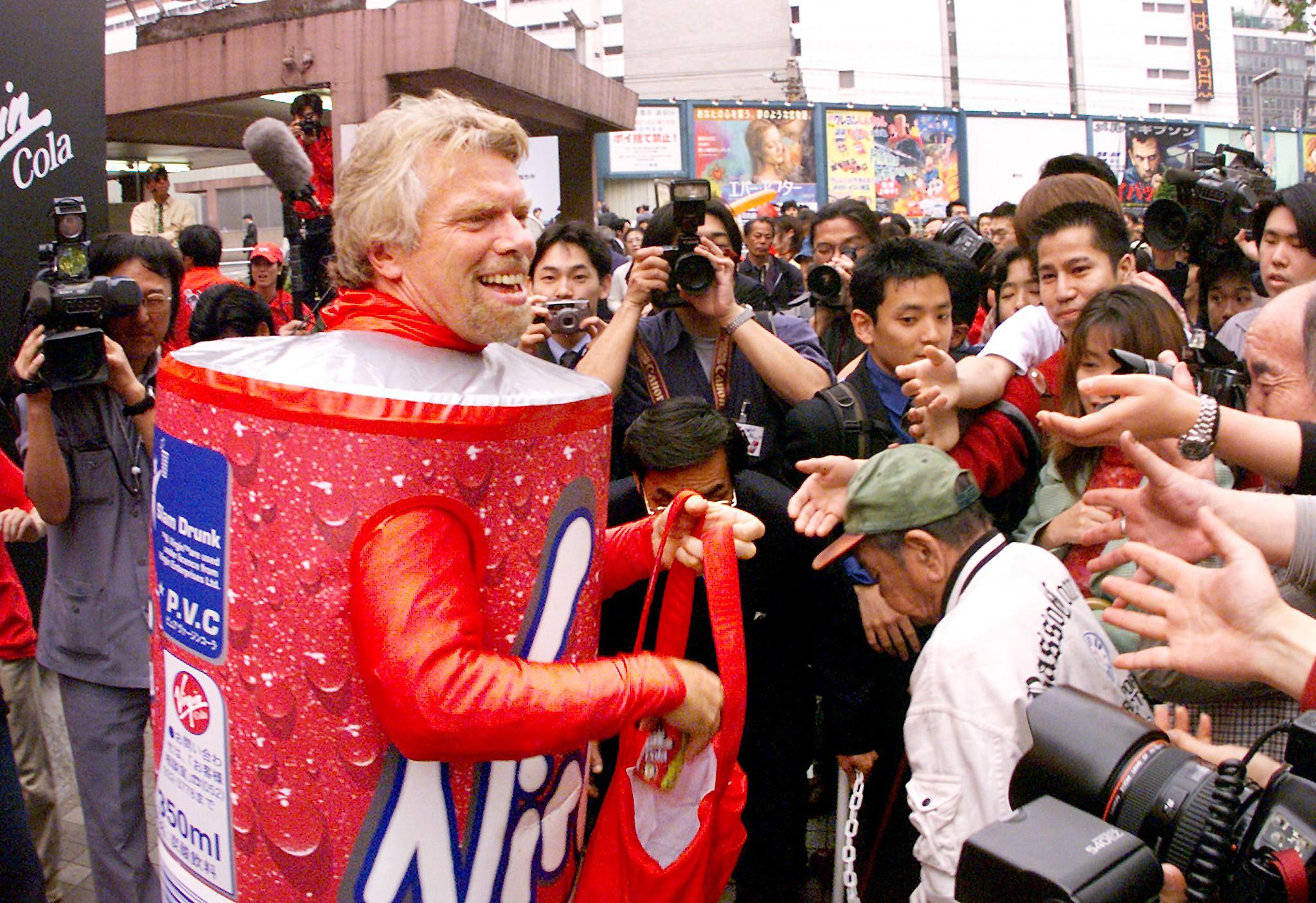 Le magnat Richard Branson à Tokyo, en 1999, lors d'une session de promotion de la marque Virgin Cola. (YOSHIKAZU TSUNO/AFP/Getty Images)