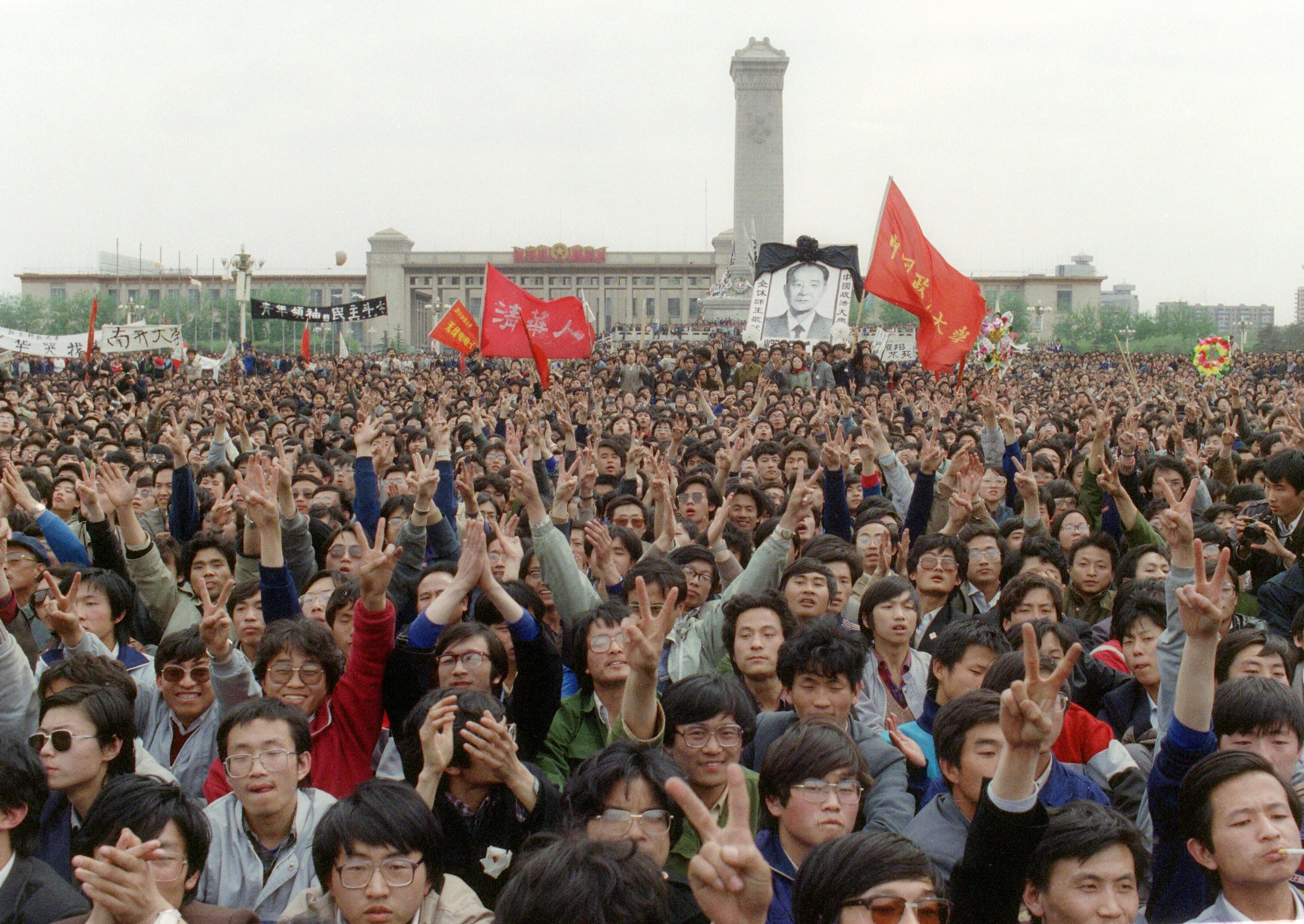 Des étudiants chantent pendant la manifestation pro-démocratie sur la place Tiananmen à Pékin en mai 1989. (Catherine Henriette / AFP / Getty Images)