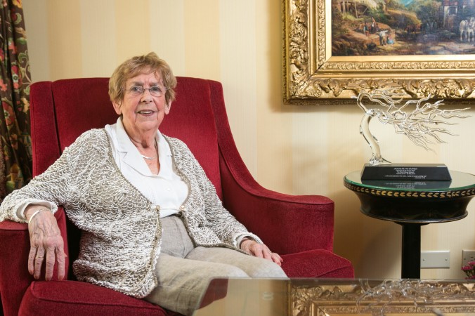 Jacqueline van Maarsen, amie d'enfance d'Anne Frank, à l'Hôtel de l'Élysée à Midtown à Manhattan, le 29 mai 2015. À côté de Mme van Maarsen une récompense donnée par le World Values Network. (Benjamin Chasteen / Epoch Times)