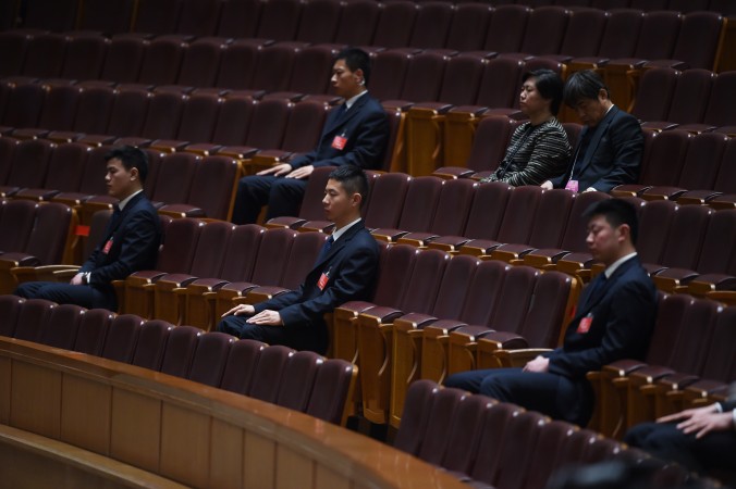 13 mars 2015 : Des gardes observent la cérémonie de clôture de la Conférence consultative politique du peuple chinois du Congrès national du peuple au Grand Palais du peuple à Pékin (Greg Baker/AFP/Getty Images) 