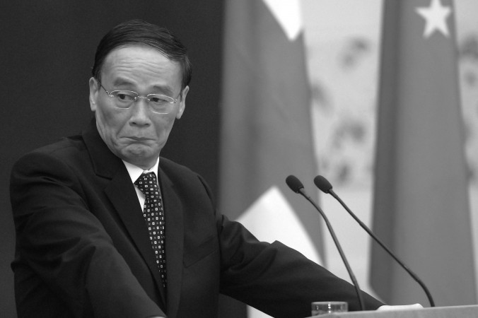 Wang Qishan, directeur de la Commission centrale d’inspection de la discipline du régime chinois, participe à une conférence de presse à Pékin le 15 avril 2008 (Minoru Iwasaki-Pool/Getty Images) 