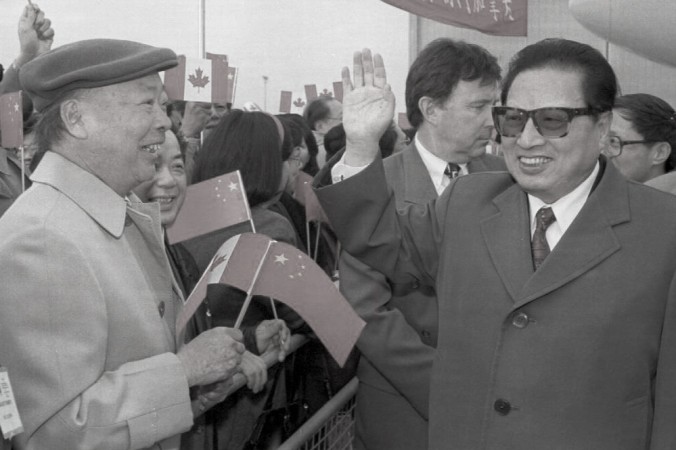 Qiao Shi, président du Congrès national chinois, salue la foule rassemblée à l’aéroport de Toronto le 11 avril 1996. (Carlo Allegri, AFP/Getty Images)   