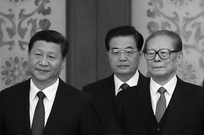 30 septembre 2014, Pékin : l’actuel président chinois Xi Jinping et ses prédécesseurs Hu Jintao et Jiang Zemin arrivent à la réception de la Fête nationale marquant le 65e anniversaire de la création de la République populaire de Chine au Palais de l’assemblée du peuple. (Feng Li/Getty Images) 