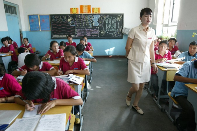 13 septembre 2003, à Korla : des étudiants de l'ethnie ouïghoure et leur professeur de chinois, d'ethnie Han. (Frédéric J.Brown /AFP/Getty Images)