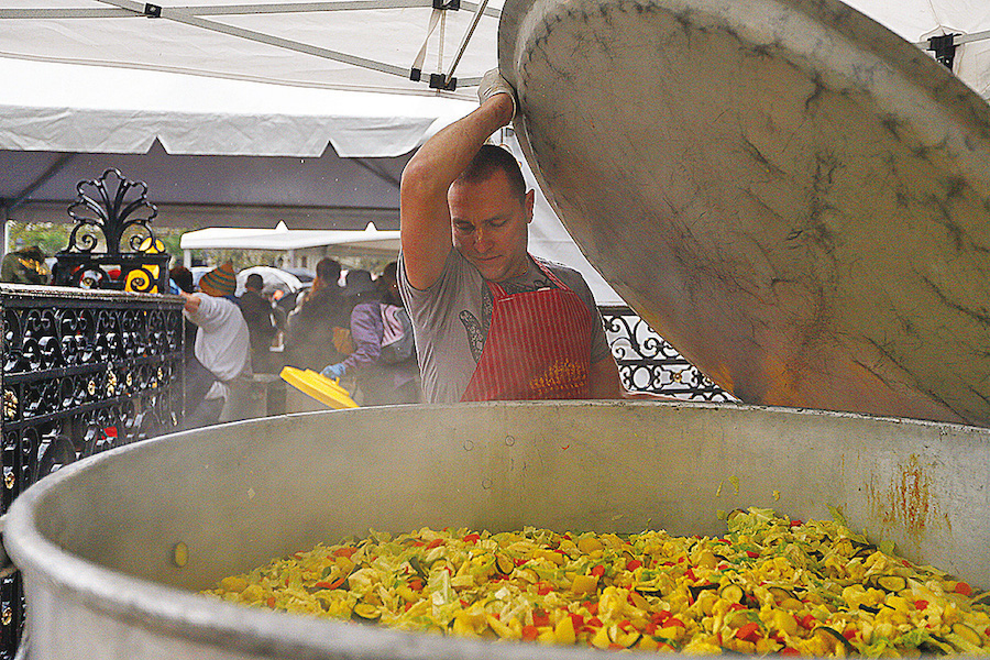 Place de l’Hôtel de Ville de Paris, le 13 octobre 2012. « Le Banquet des 5000 », un repas géant gratuit fait à partir de denrées destinées à la poubelle – du riz ayant passé la date limite de vente et 1 200 kg de légumes refusés par les supermarchés car « moches » –, pour faire prendre conscience du gaspillage alimentaire. (Kenzo Tribouillard/AFP/Getty Images)