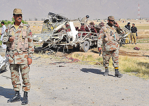 Des soldats pakistanais autour d’un véhicule des forces de sécurité détruit par une attaque à la bombe dans les environs de Quetta, capitale du Baluchistan, le 23 mai 2013. (Banaras Khan/AFP/Getty Images)