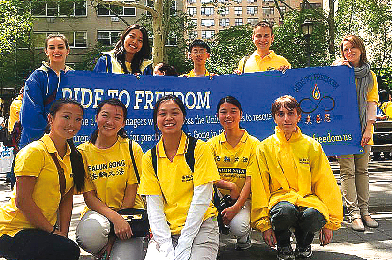 Quelques membres du projet Global Youth Ambassadors se sont rencontrés devant les Nations unies à New York, le 14 mai  2015.  (RIDE2FREEDOM.US)