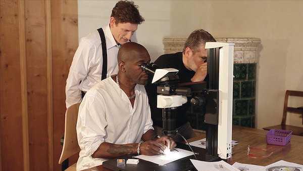 Willard Wigan (assis) entouré de Stephen Forsey (g.) et Robert Greubel (d.) relèvent les défis qui jalonnent la route de la co-création. (© Greubel Forsey)