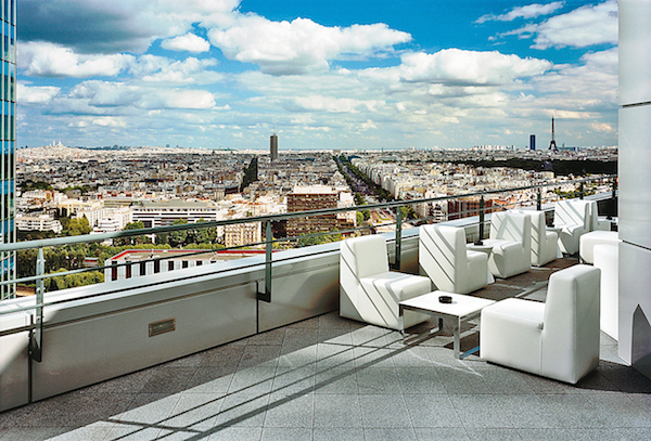 Au 19e étage un bar offre une vue panoramique sur Paris. (Agence Vasconi architectes)