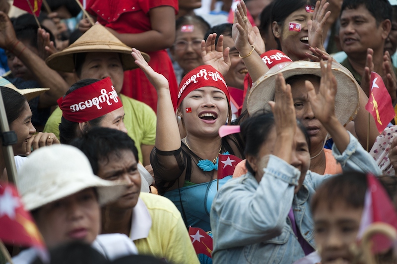 Des partisans de la dirigeante de l’opposition birmane, Aung San Suu Kyi, participent à un rassemblement à Mawlamyaing le 17 mai 2015. (Ye Aung Thu/AFP/Getty Images)