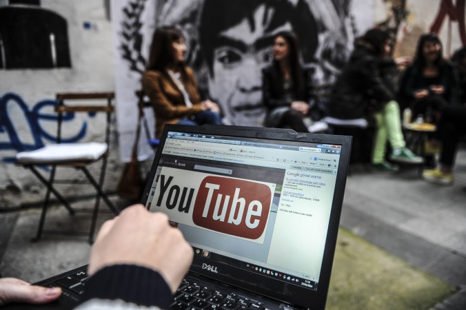 Utilisateur d'ordinateur portable naviguant sur Youtube, à Istanbul. (Ozan Kose/AFP/Getty Images)