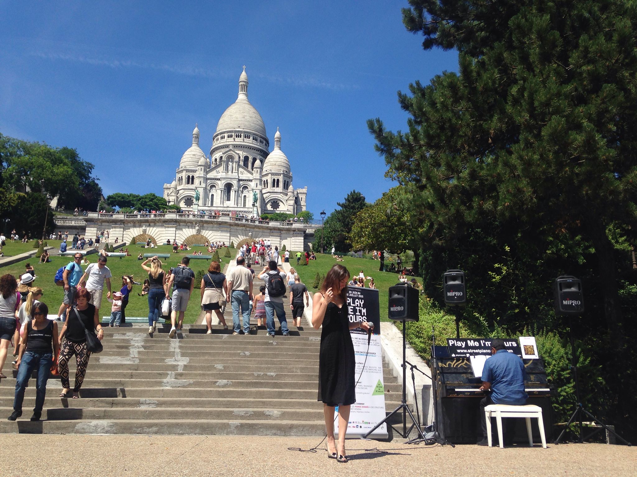 L'évènement Play Me I'm Yours du 20 juin au 12 juillet permet aux amateurs et aux professionnels de jouer du piano dans des endroits insolites de Paris (Play Me I'm Yours)