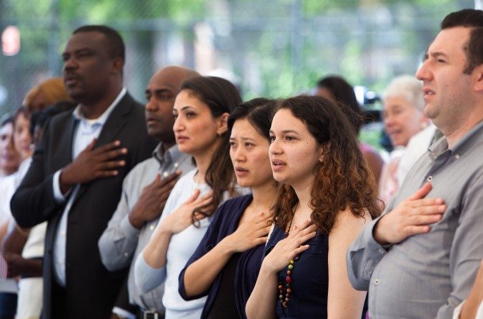 Des nouveaux citoyens américains récitent le Serment d'allégeance au drapeau des États-Unis devant le site historique d'« Old Stone House » à Park Slope, Brooklyn, N.Y., le 30 juin 2015. (Petr Svab/Epoch Times)